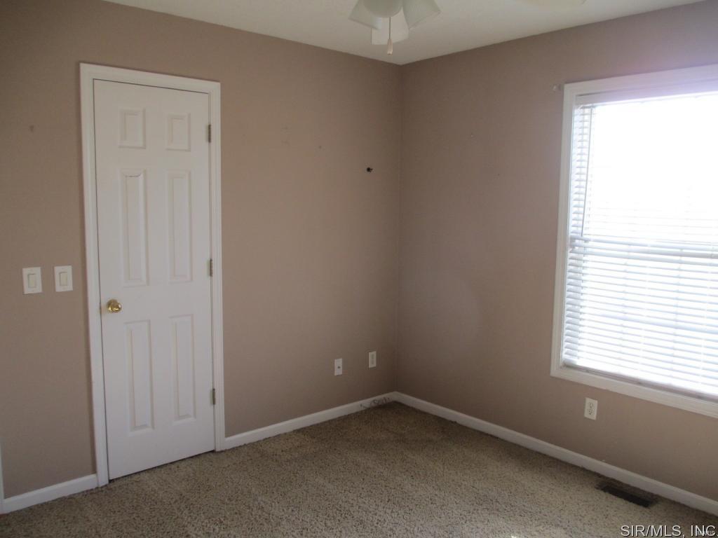 913 West County Road Jerseyville, IL 62052 - Photo 8 of 18 Gallery Image 8