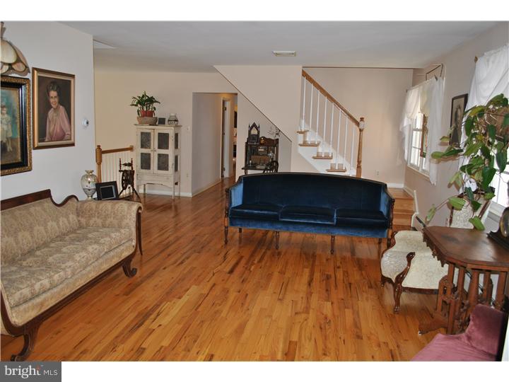 2946 Yorkshire Road Doylestown, PA 18902 - Photo 8 of 25 Living Room