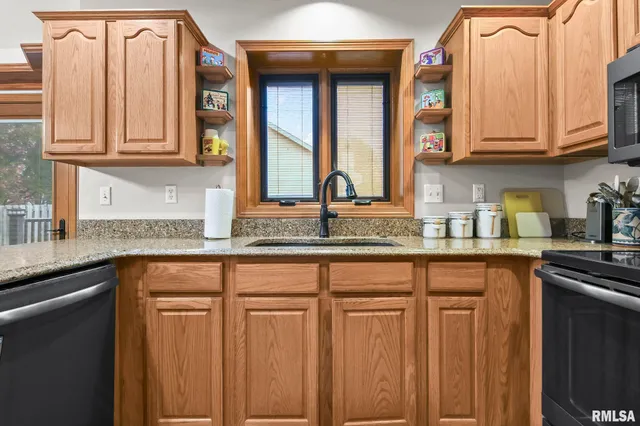 $362,000 | 802 East Locust Street, Chatham, IL 62629