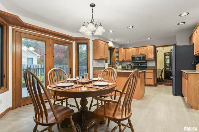 $362,000 | 802 East Locust Street, Chatham, IL 62629