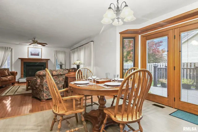 $362,000 | 802 East Locust Street, Chatham, IL 62629