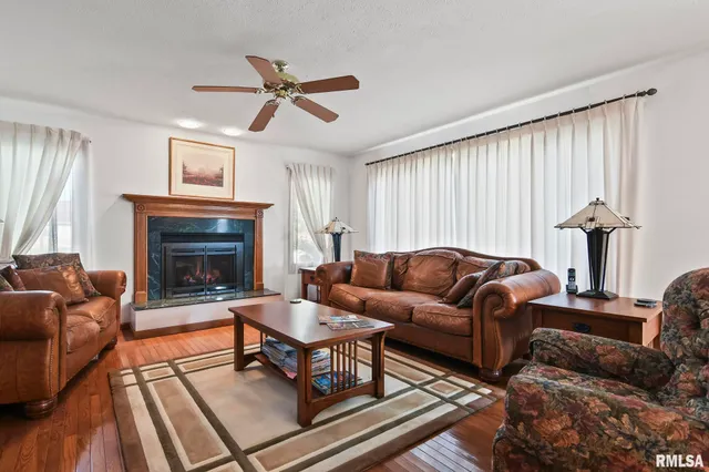 $362,000 | 802 East Locust Street, Chatham, IL 62629