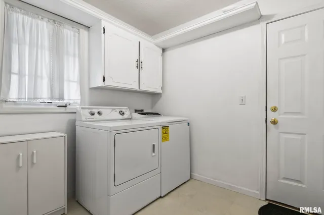 $362,000 | 802 East Locust Street, Chatham, IL 62629