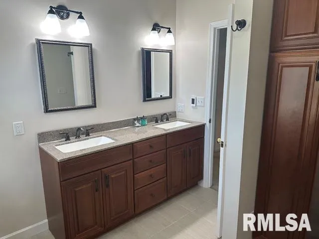 $362,000 | 802 East Locust Street, Chatham, IL 62629