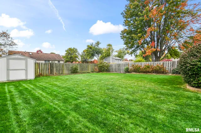 $362,000 | 802 East Locust Street, Chatham, IL 62629