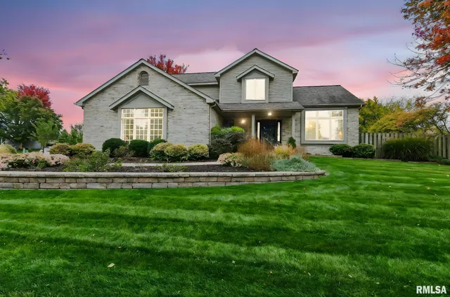 $362,000 | 802 East Locust Street, Chatham, IL 62629