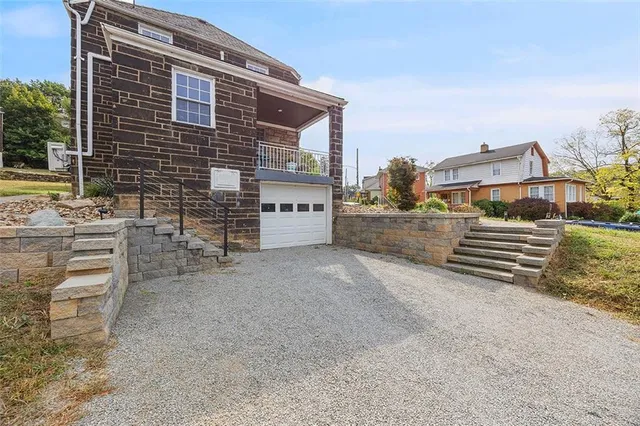 a view of a house with backyard and trees