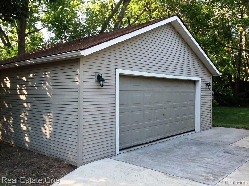 2556 Longview Avenue Rochester, MI 48307 - Photo 13 of 16 675AEE13-554C-497E-B8AE-F7CAC9D264C3.JPG