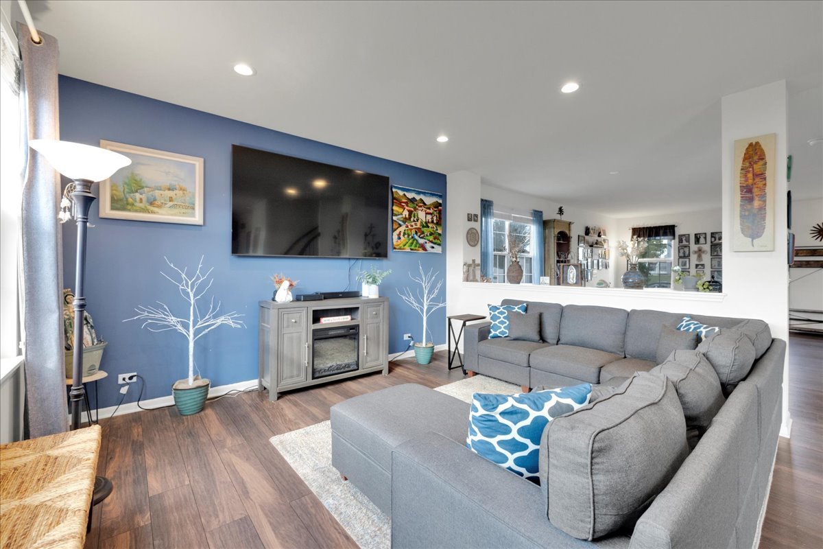 435 Fawn Lane Oswego, IL 60543 - Photo 3 of 47 a living room with furniture and a flat screen tv