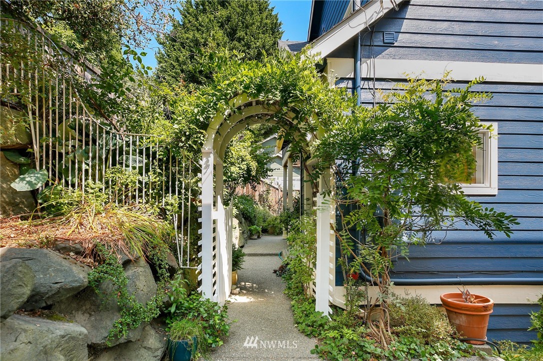 1824 26th Avenue Seattle, WA 98122 - Photo 2 of 25