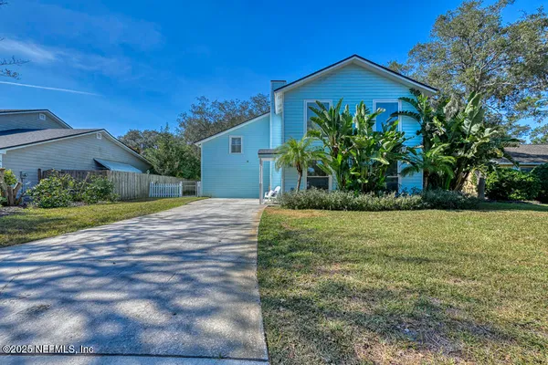 a view of a house with a yard
