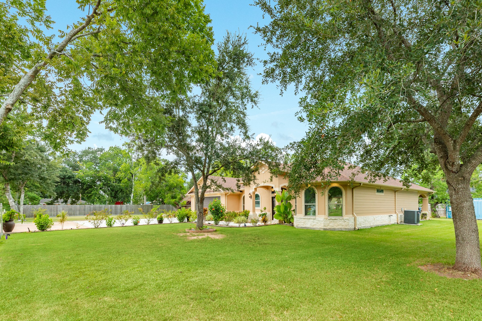 309 Hickman Lane Angleton, TX 77515 - Photo 6 of 37 Gallery Image 6
