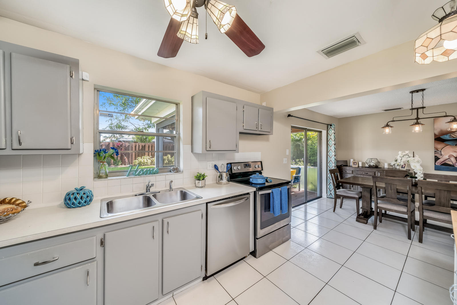 19442 Colorado Circle Boca Raton, FL 33434 - Photo 22 of 50 Kitchen w/view of back yard