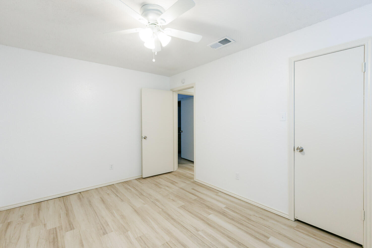 4407 75th Drive, Unit B Lubbock, TX 79424 - Photo 15 of 20 an empty room with a ceiling fan and a window