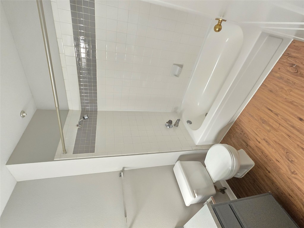 6000 Shepherd Mountain Cove, Unit 1908 Austin, TX 78730 - Photo 15 of 24 a bathroom with a toilet a sink and a bathtub