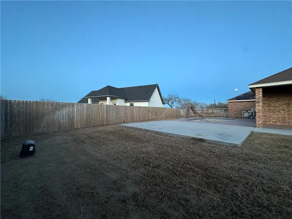 a view of a backyard