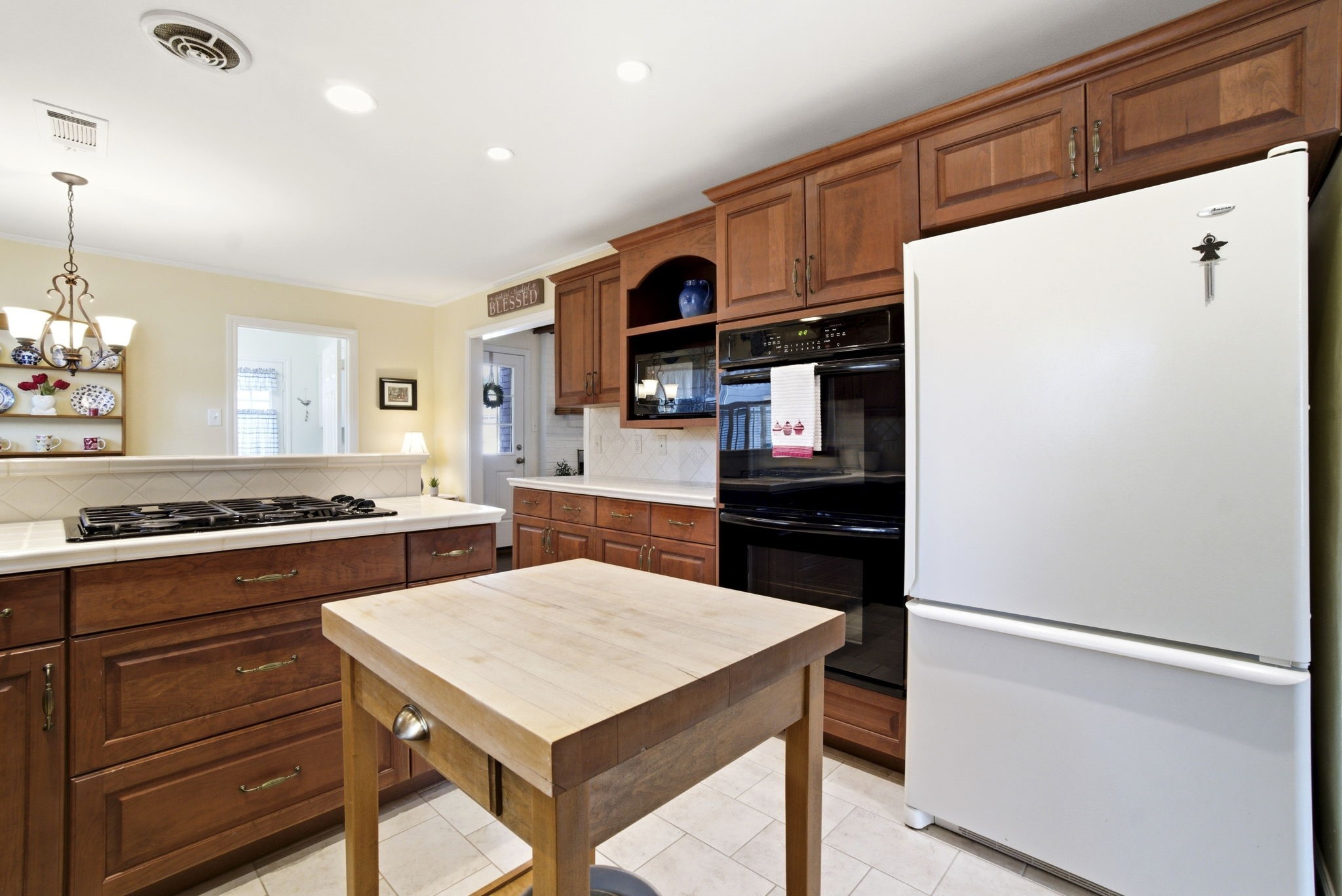 218 Tree Trunk Drive Spring, TX 77388 - Photo 10 of 40 Double oven and refrigerator stays.