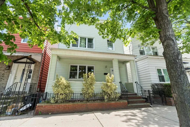 $2,000 | 182 Avenue F, Unit 1, Bayonne, NJ 07002