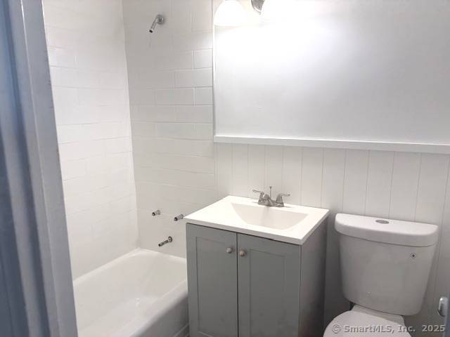 91 Strawberry Hill Avenue, Unit 925 Stamford, CT 06902 - Photo 5 of 20 a bathroom with a sink toilet and tub