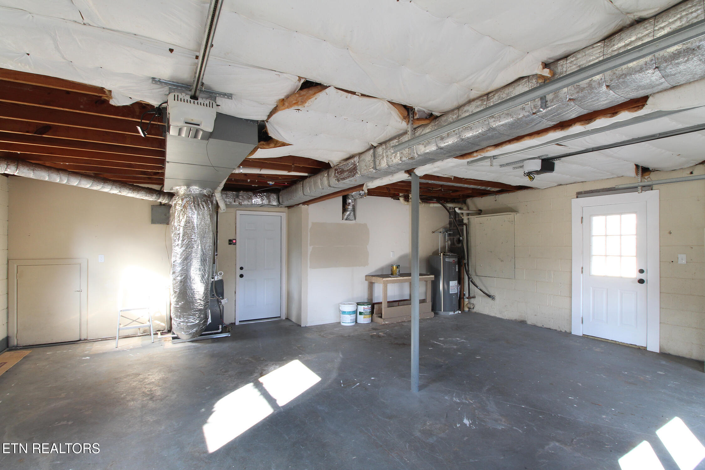 7824 Cedarcrest Road Knoxville, TN 37938 - Photo 28 of 35 Garage