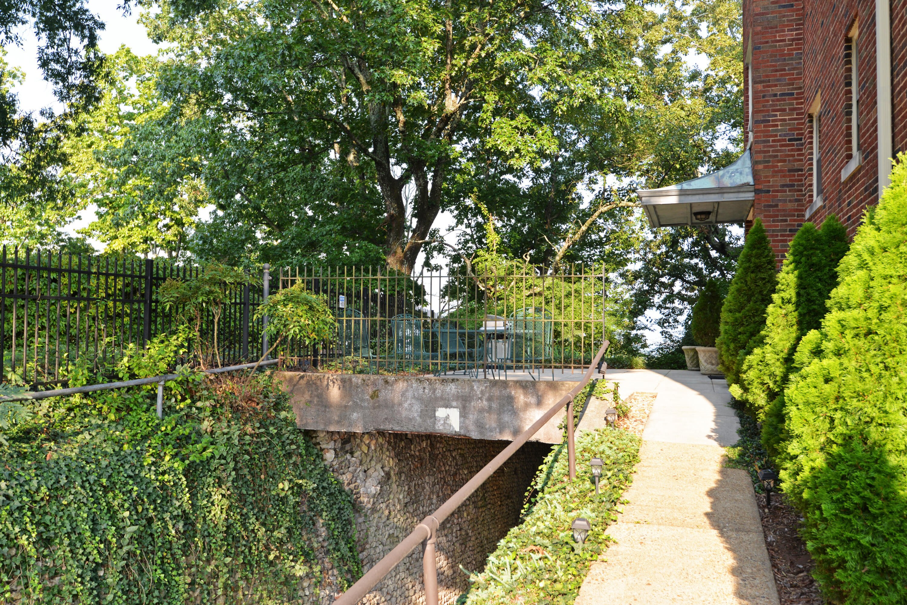 190 North Crest Road, Unit 1 Chattanooga, TN 37404 - Photo 2 of 25 Community Patio 1