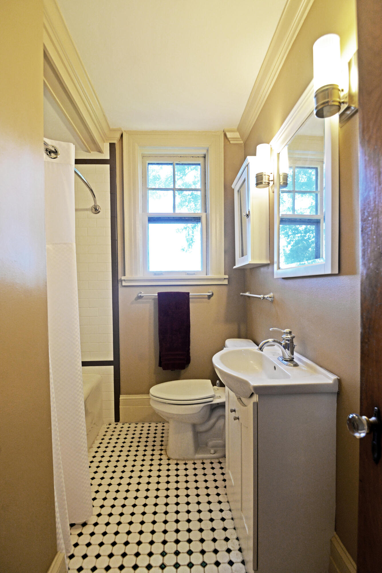 190 North Crest Road, Unit 1 Chattanooga, TN 37404 - Photo 14 of 25 Bathroom view 1
