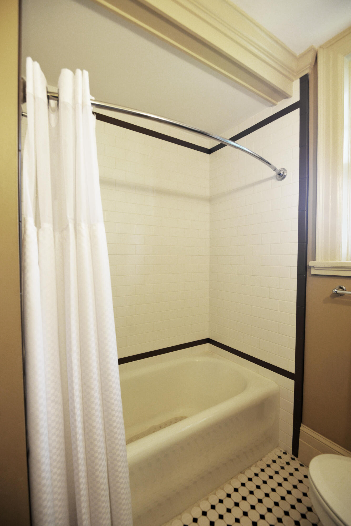 190 North Crest Road, Unit 1 Chattanooga, TN 37404 - Photo 15 of 25 Bathroom view 2