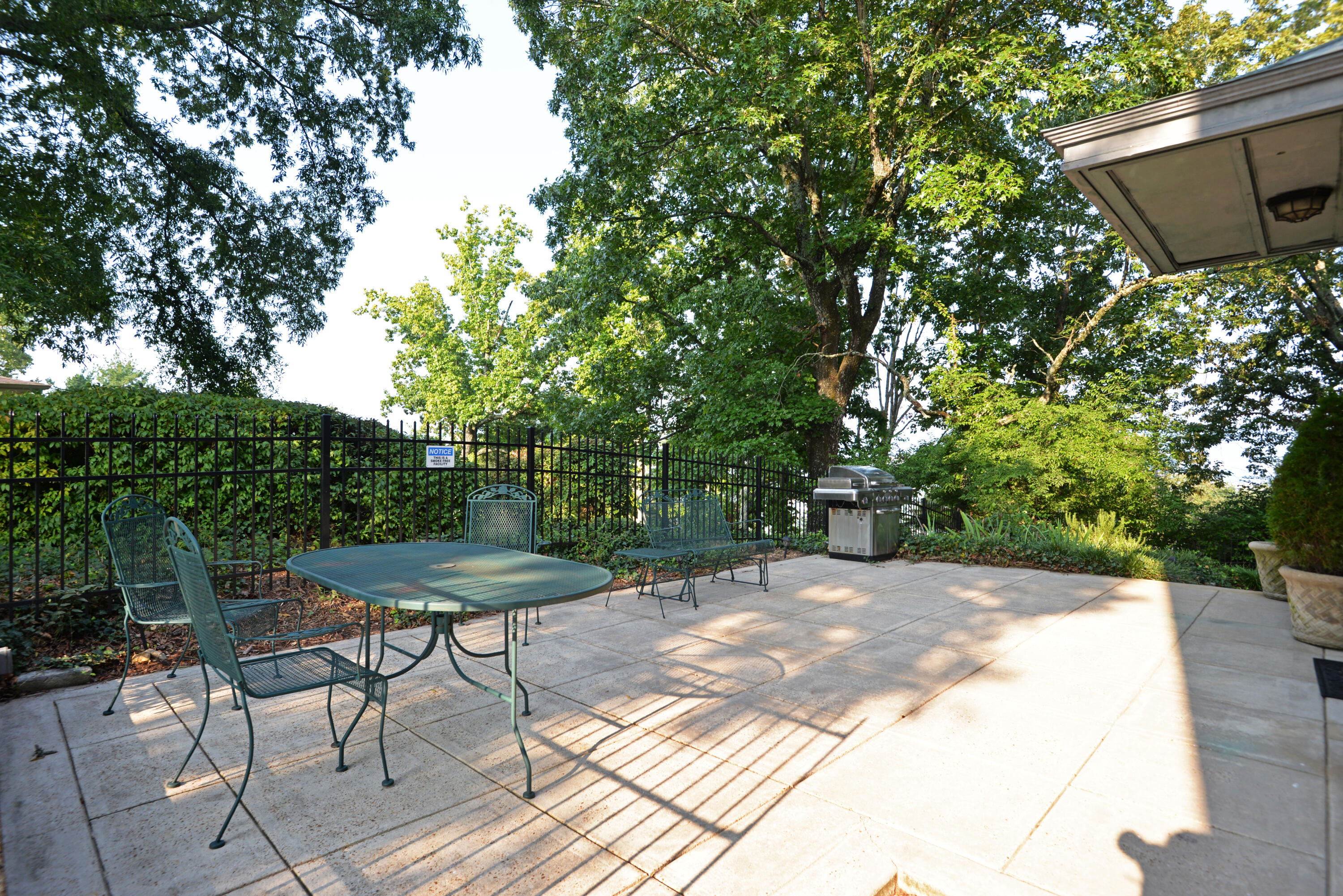 190 North Crest Road, Unit 1 Chattanooga, TN 37404 - Photo 20 of 25 Community patio 2