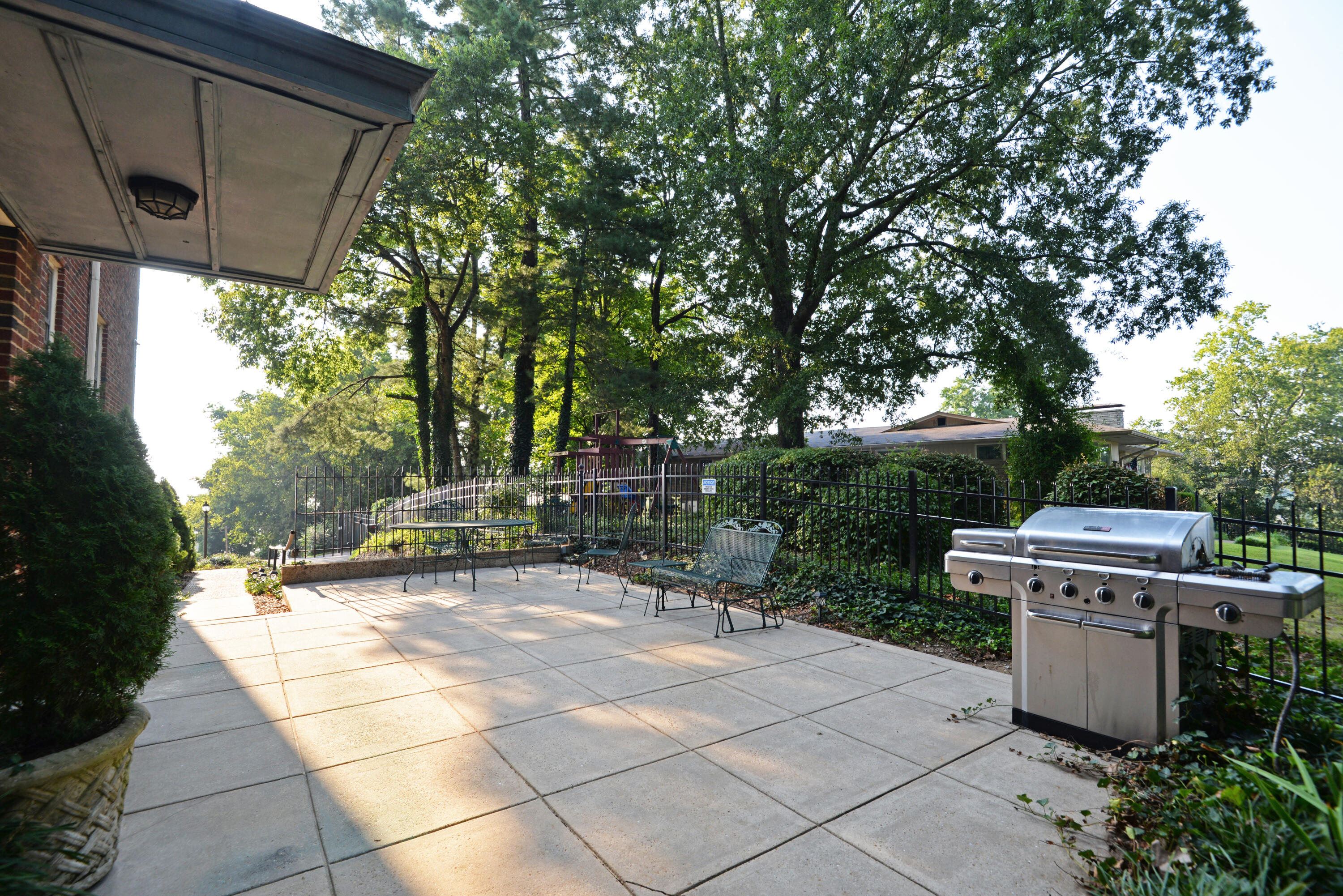 190 North Crest Road, Unit 1 Chattanooga, TN 37404 - Photo 21 of 25 Community patio 3