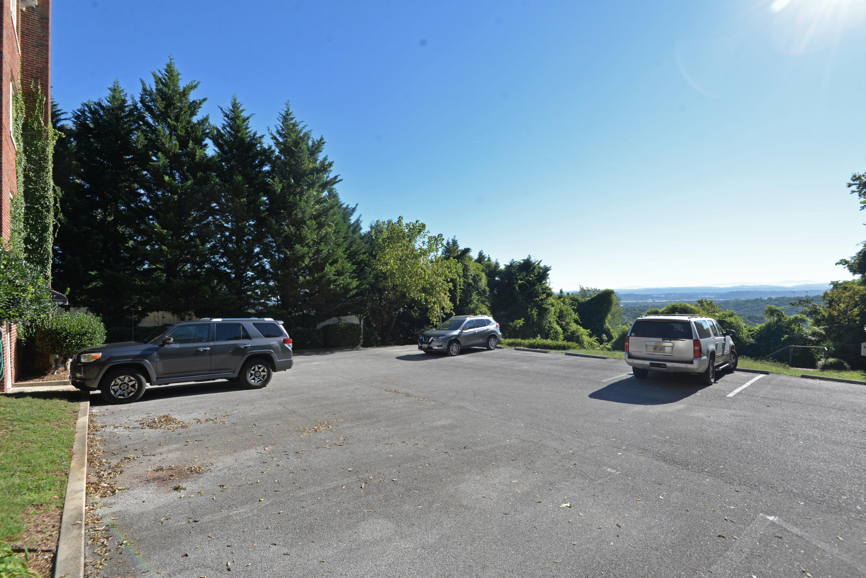 190 North Crest Road, Unit 1 Chattanooga, TN 37404 - Photo 22 of 25 Main parking lot