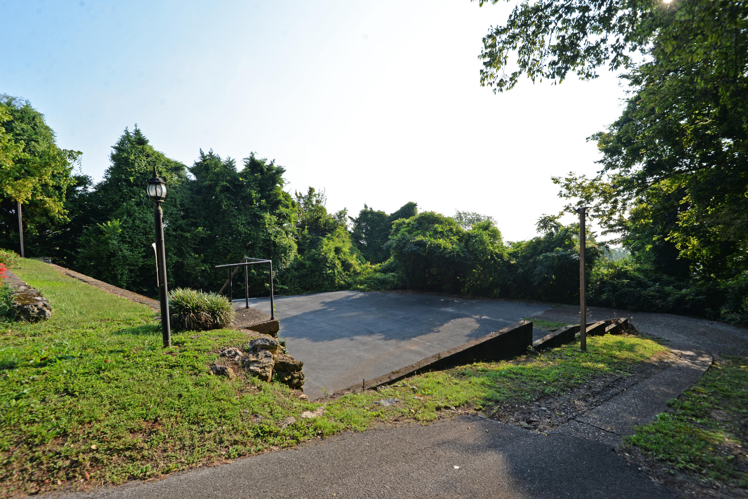 190 North Crest Road, Unit 1 Chattanooga, TN 37404 - Photo 23 of 25 Lower parking lot