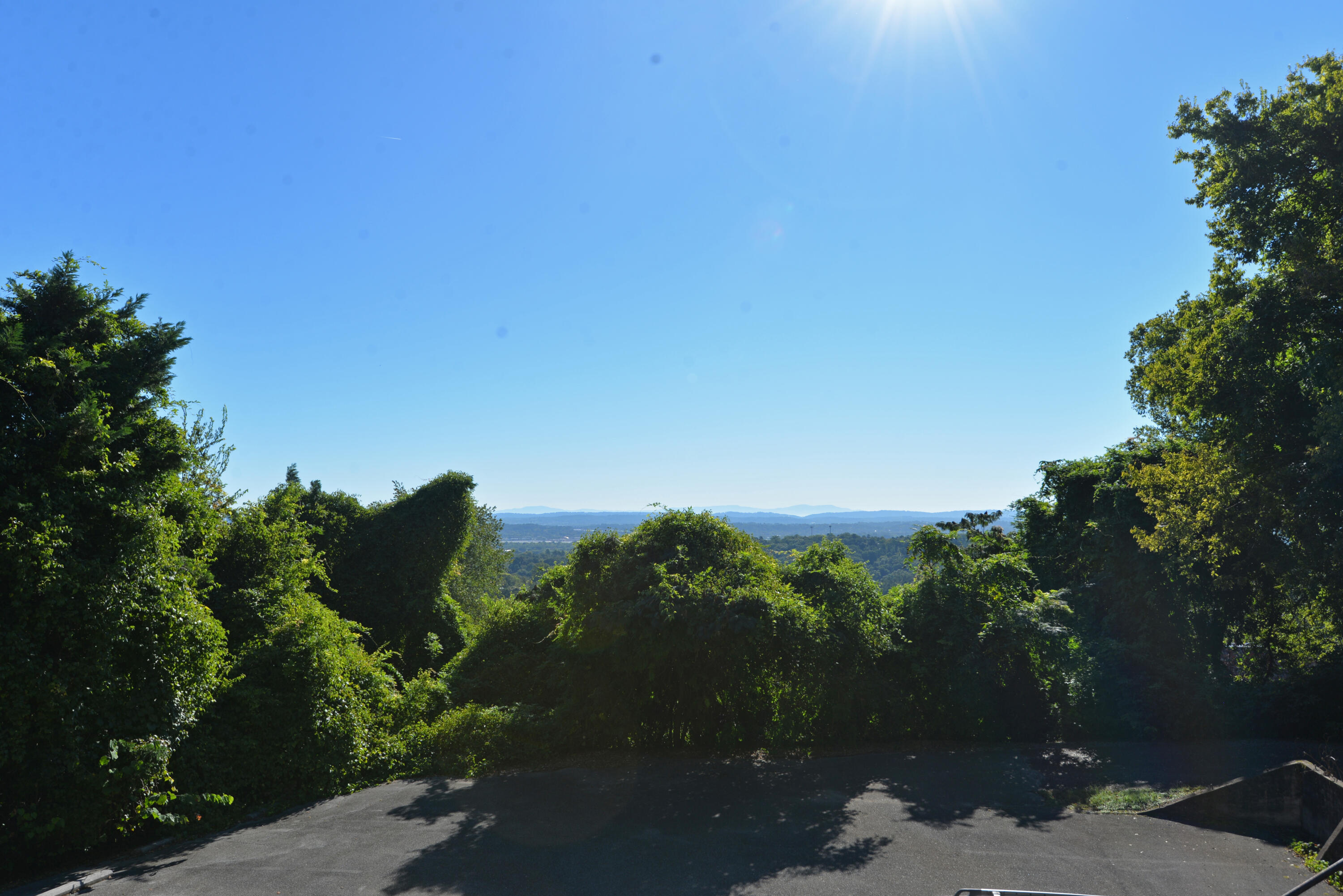 190 North Crest Road, Unit 1 Chattanooga, TN 37404 - Photo 24 of 25 Parking lot view