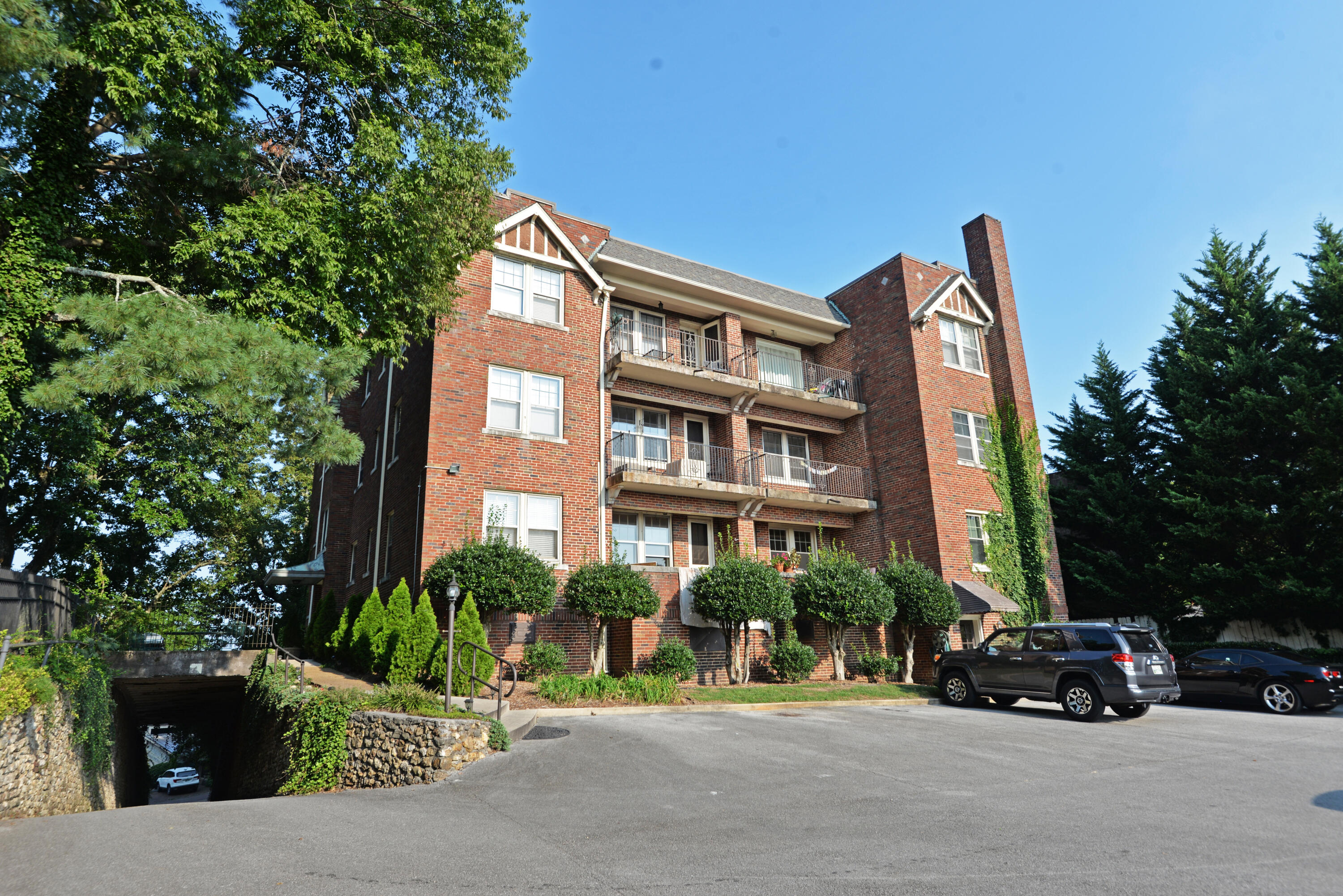 190 North Crest Road, Unit 1 Chattanooga, TN 37404 - Photo 25 of 25 Building with entry tunnel