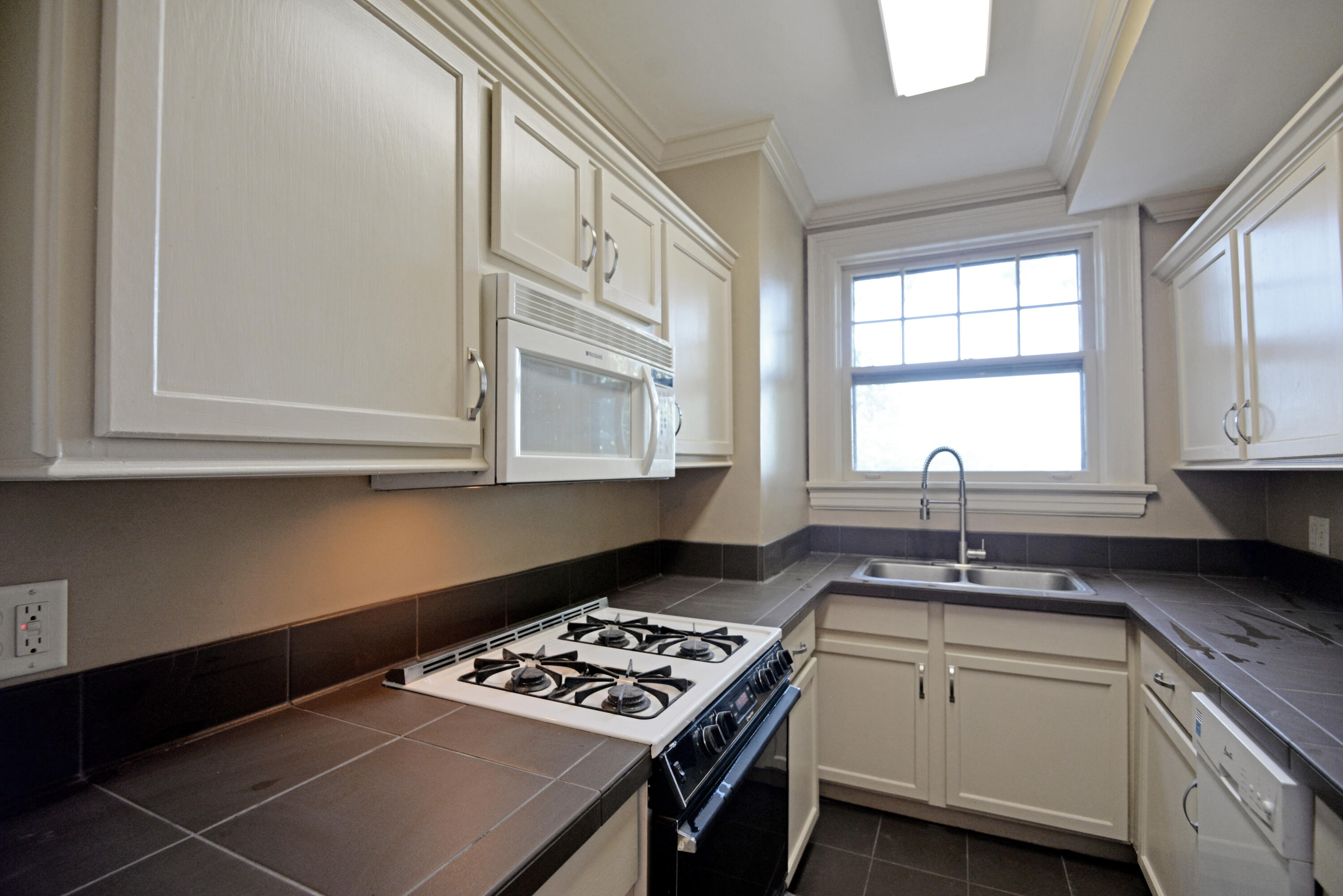 190 North Crest Road, Unit 1 Chattanooga, TN 37404 - Photo 7 of 25 Kitchen view 1