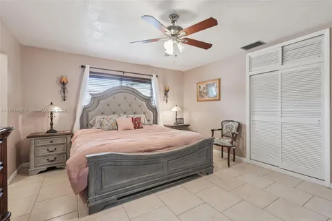 a view of a livingroom with furniture