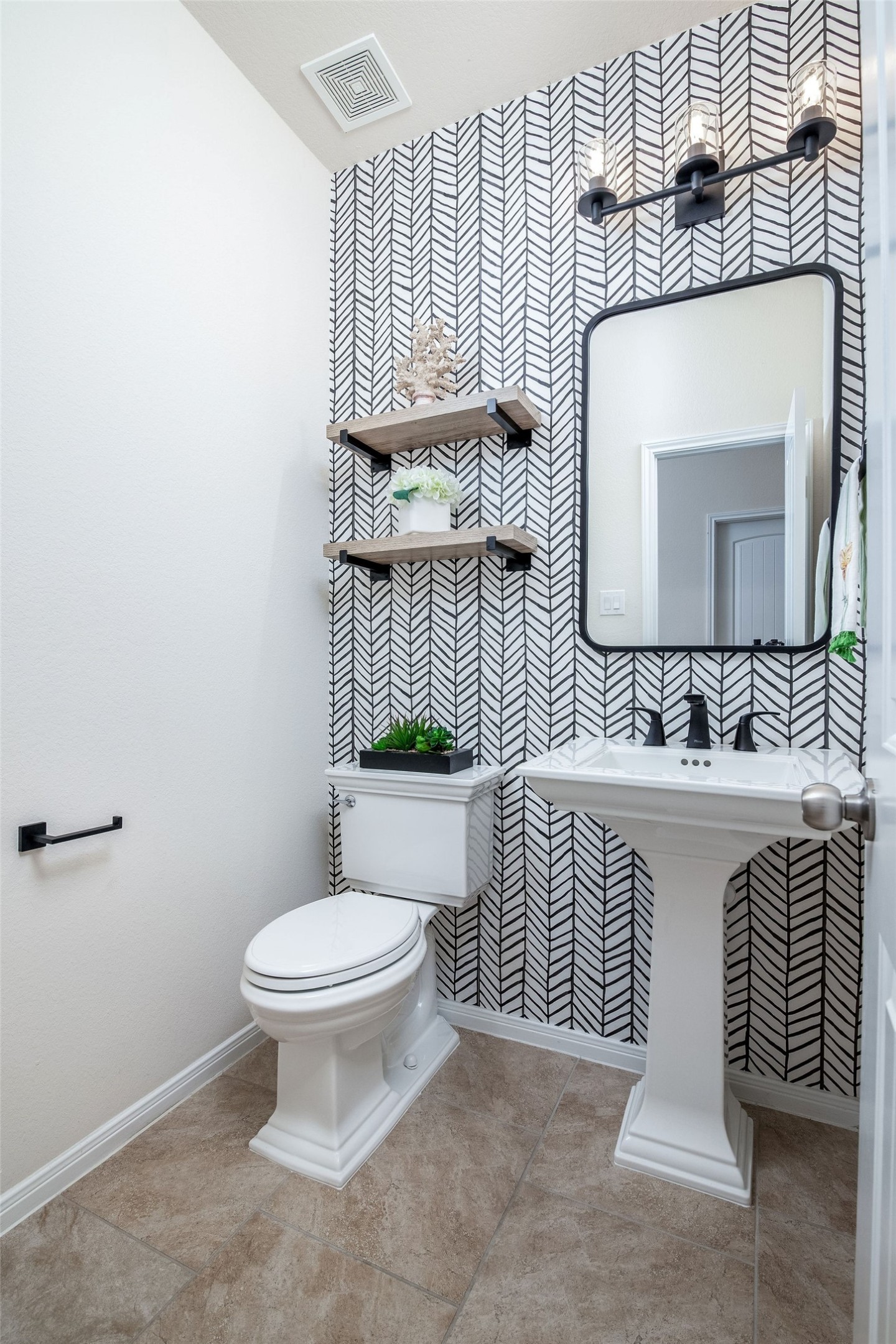 14014 Sand Ridge Crossing Conroe, TX 77384 - Photo 9 of 24 half bath, convenient for your guests
