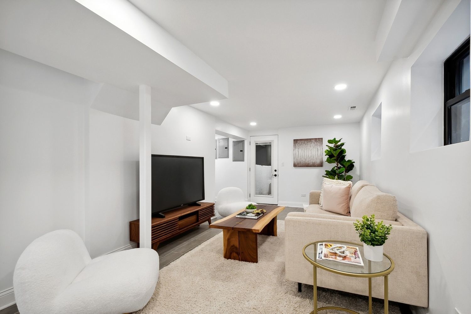 5426 North Western Avenue Chicago, IL 60625 - Photo 8 of 22 a living room with furniture and a flat screen tv