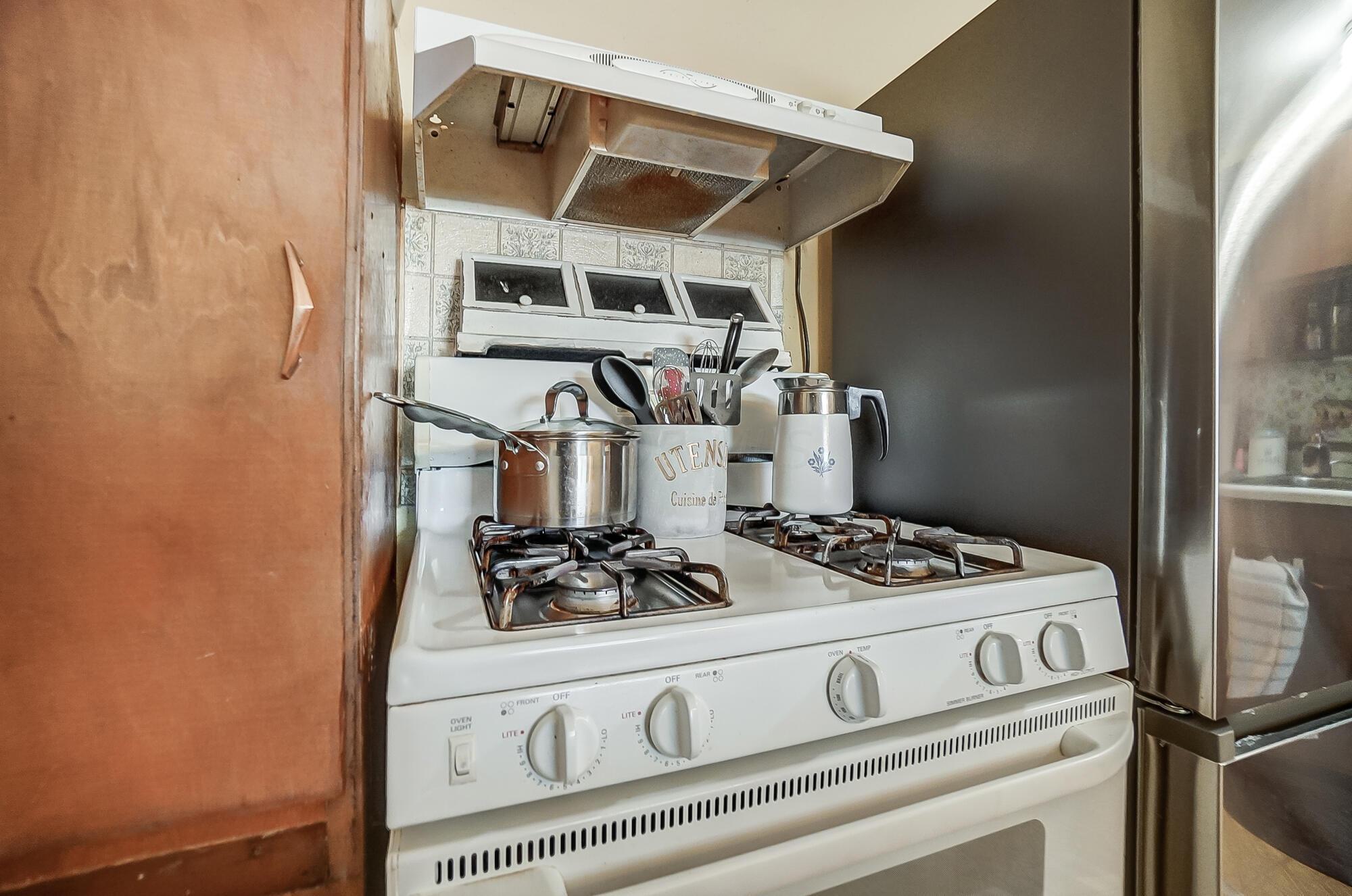 3880 Eakin Road Columbus, OH 43228 - Photo 13 of 34 Stove