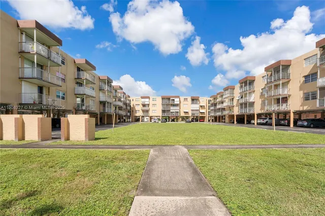 $190,000 | 4320 Washington Street, Unit 416, Hollywood, FL 33021