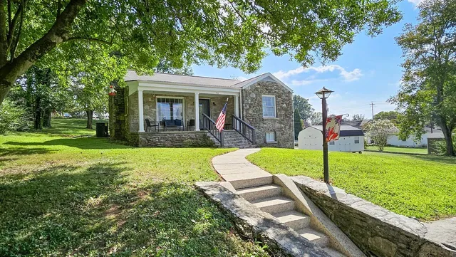 a view of a house with a yard
