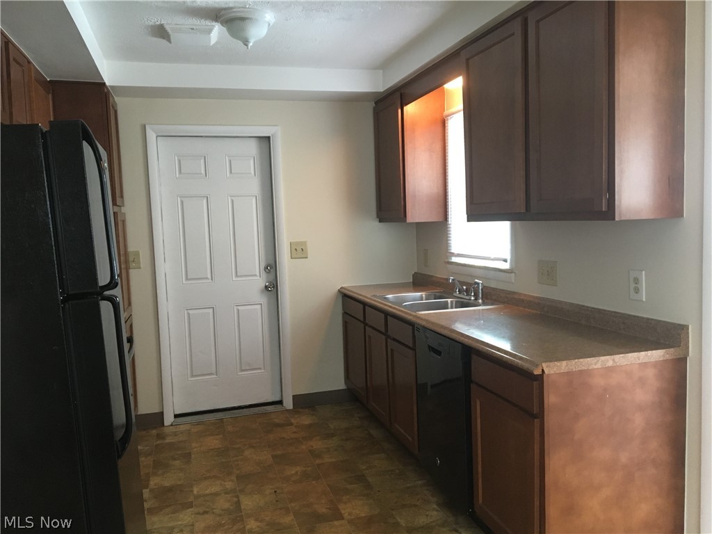14294 Cedar Road Cleveland, OH 44121 - Photo 7 of 33 1st Floor Kitchen