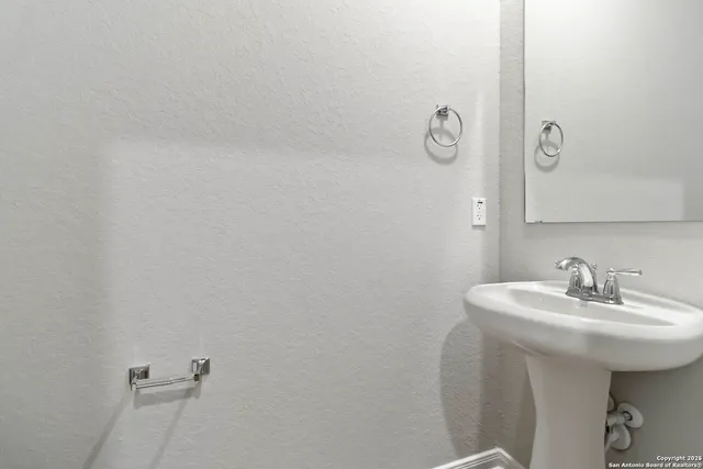 $1,800 | 13334 Rowdy Cove, San Antonio, TX 78249