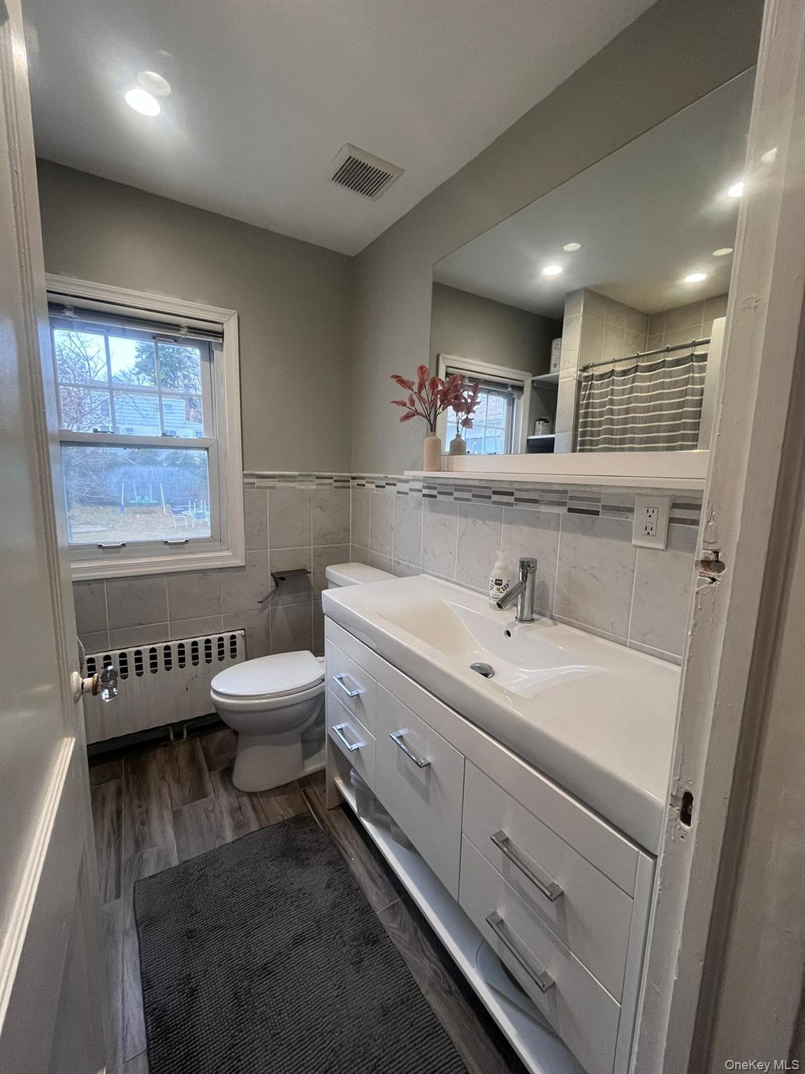 14 Redbrook Road Great Neck, NY 11024 - Photo 15 of 20 a spacious bathroom with a toilet a sink and a large mirror