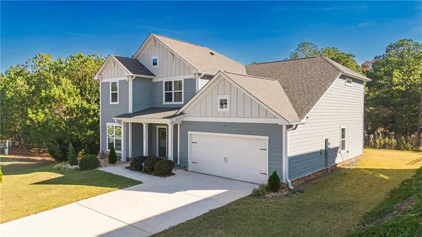 a view of a house with a yard