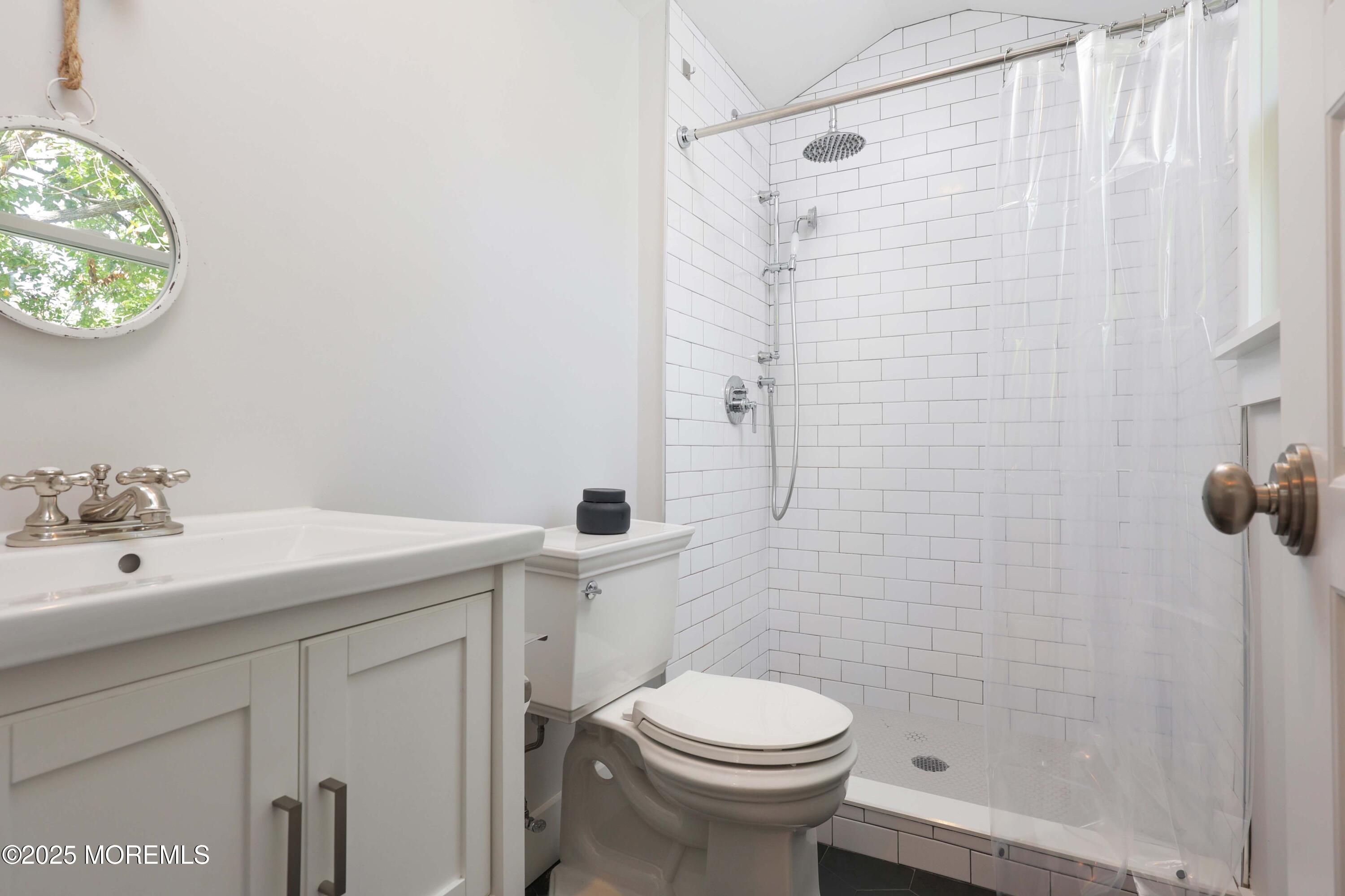 42 Ridge Road Rumson, NJ 07760 - Photo 11 of 34 Bath at the end of Mudroom