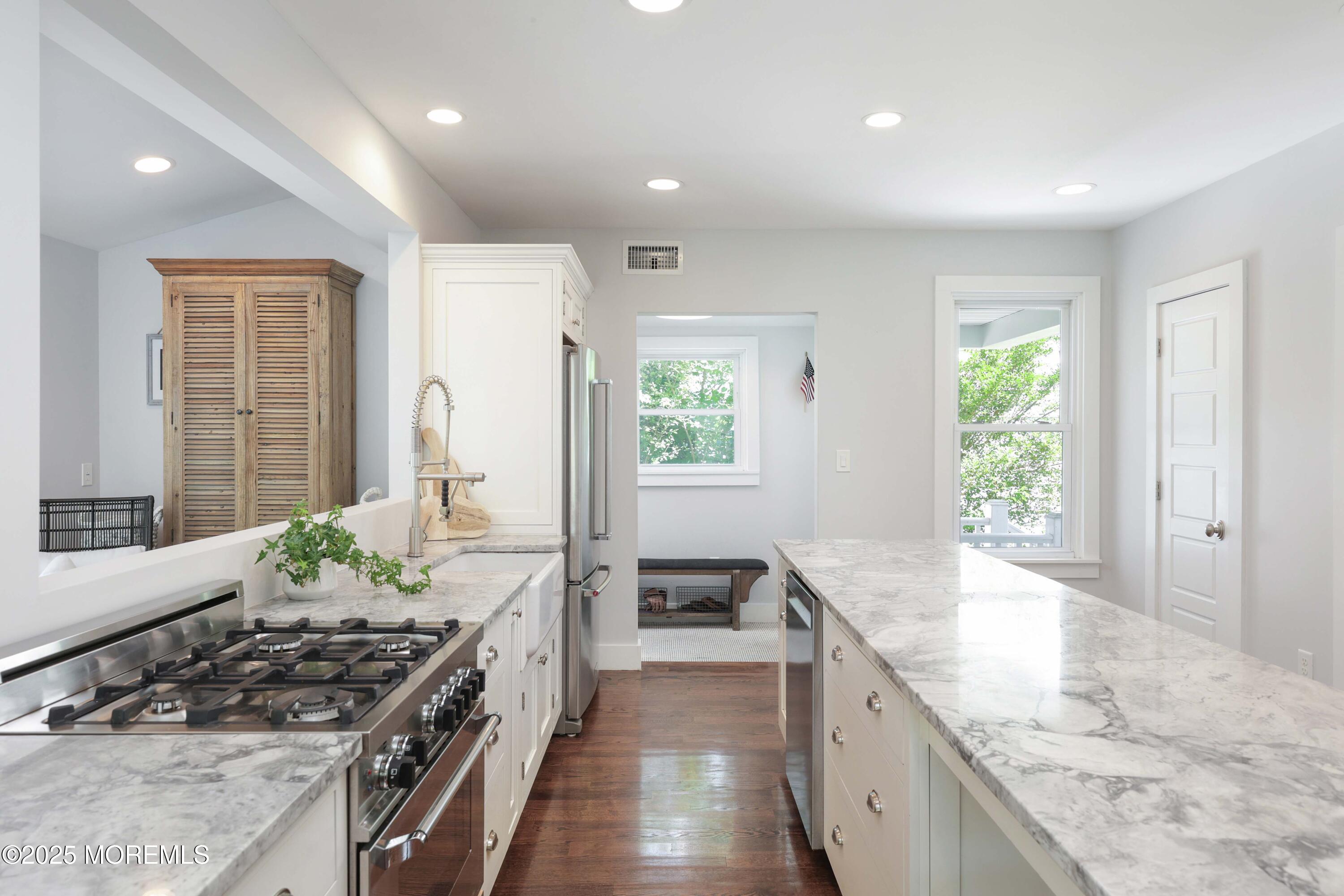 42 Ridge Road Rumson, NJ 07760 - Photo 5 of 34 Super White Quartzite