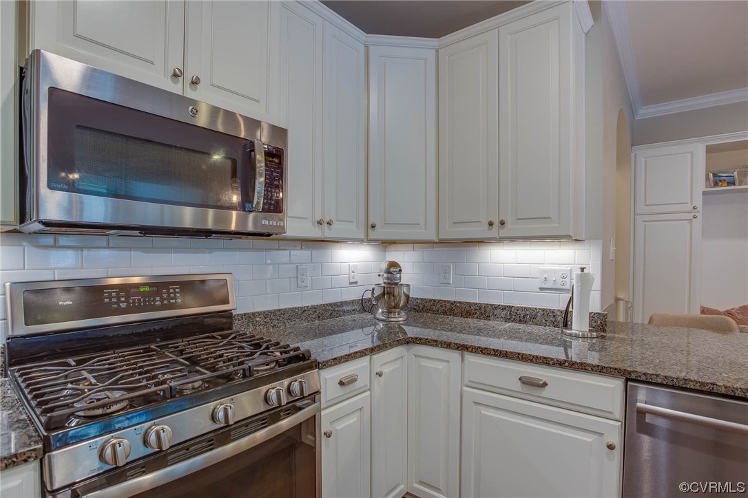 5841 Riverside Trail Richmond, VA 23225 - Photo 6 of 28 a kitchen with granite countertop a stove and a microwave