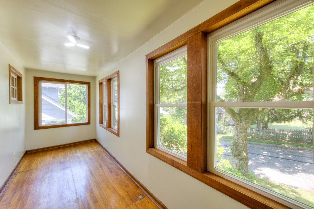 148 Whitmarsh Avenue Worcester, MA 01606 - Photo 5 of 34