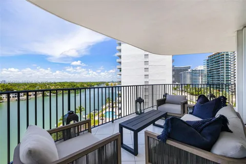 $1,180,000 | 5660 Collins Avenue, Unit 8D, Miami Beach, FL 33140