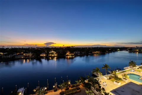 $1,180,000 | 5660 Collins Avenue, Unit 8D, Miami Beach, FL 33140